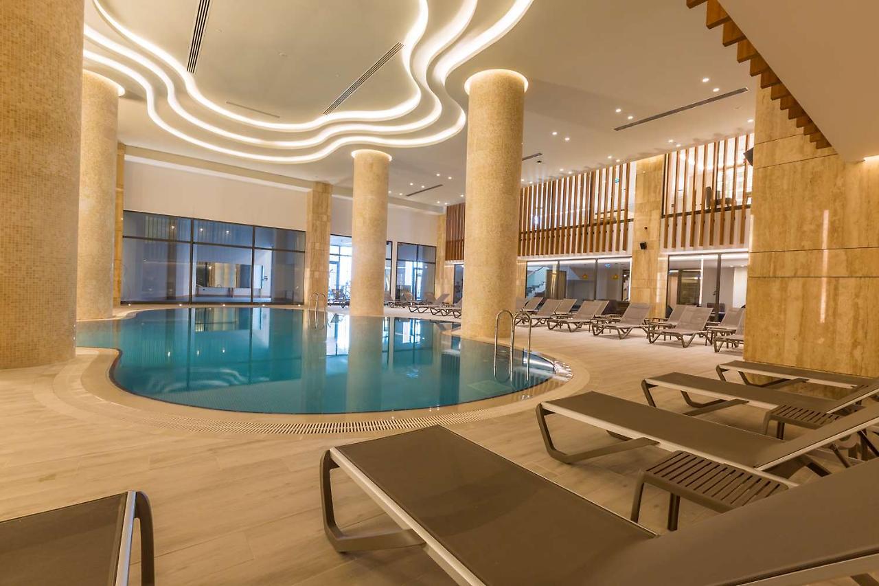เรดิสัน บลู โฮเต็ล ทรับซอน Hotel ภายนอก รูปภาพ The swimming pool at the hotel