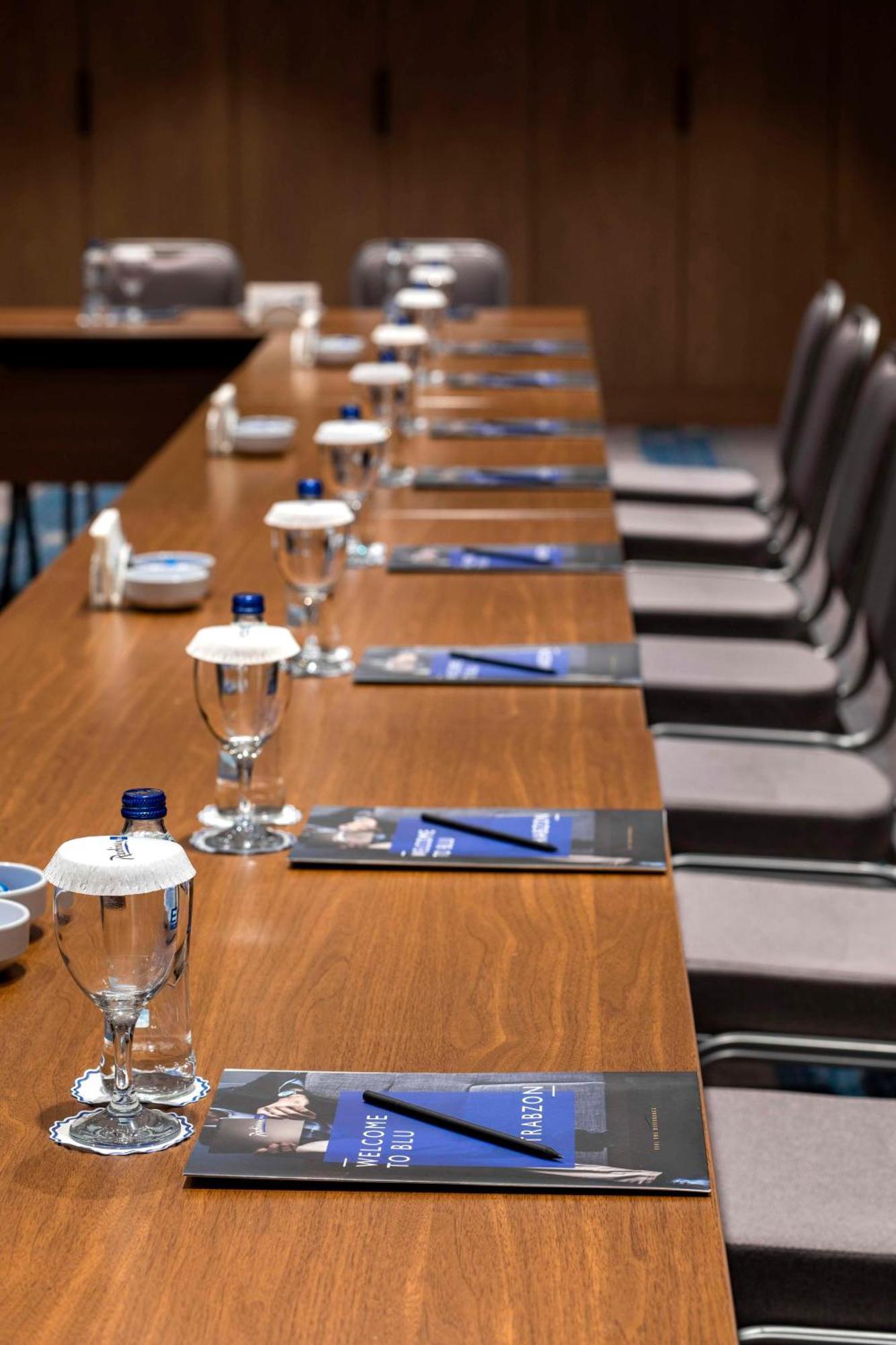 เรดิสัน บลู โฮเต็ล ทรับซอน Hotel ภายนอก รูปภาพ A meeting room at the European Parliament
