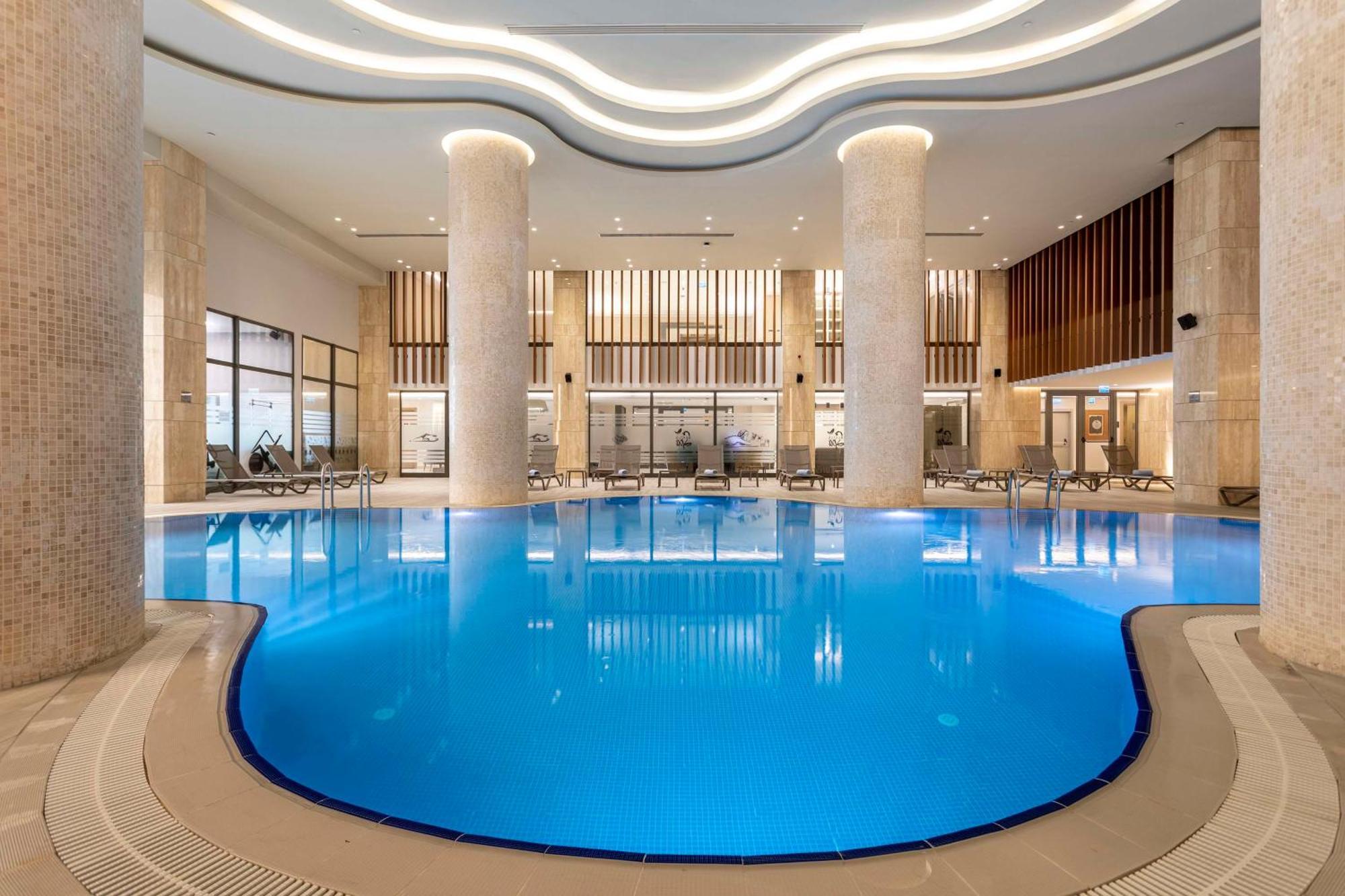 เรดิสัน บลู โฮเต็ล ทรับซอน Hotel ภายนอก รูปภาพ The swimming pool at the hotel