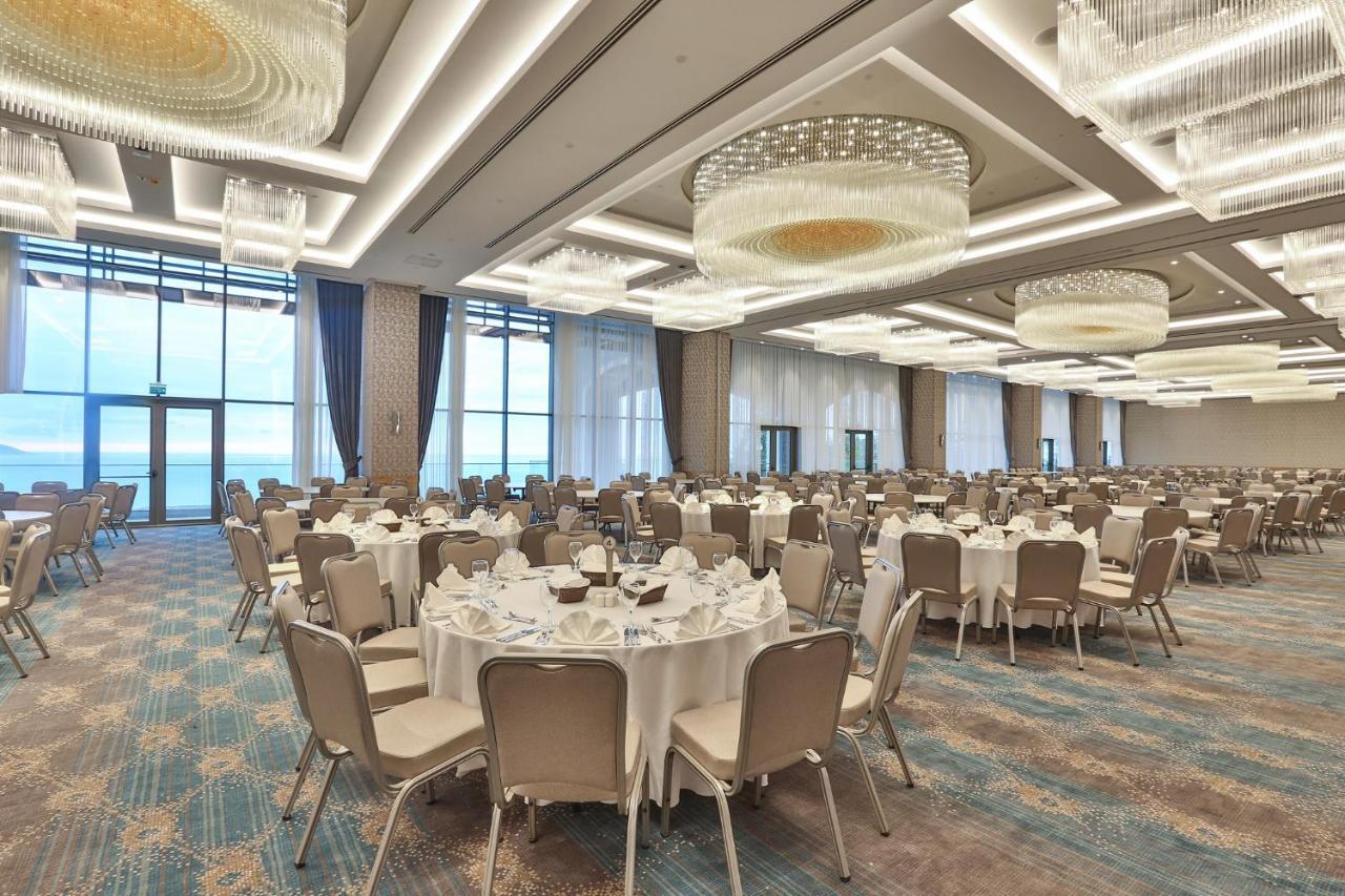 เรดิสัน บลู โฮเต็ล ทรับซอน Hotel ภายนอก รูปภาพ The Grand Ballroom