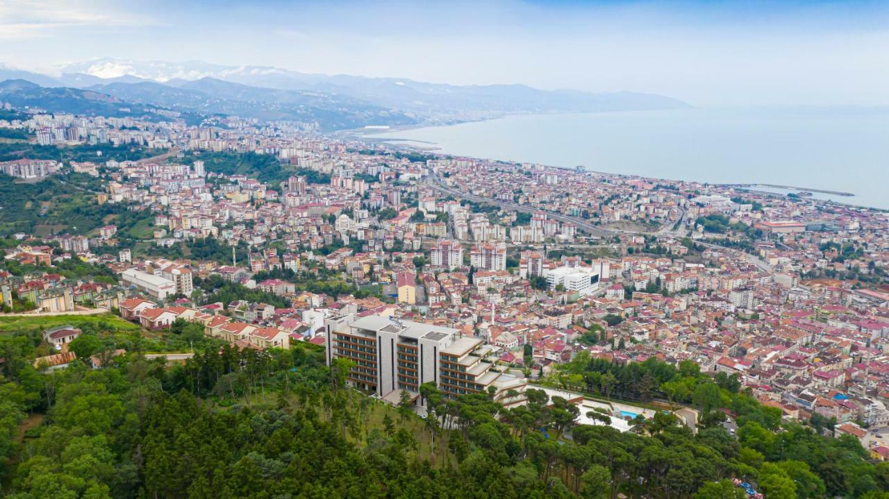 เรดิสัน บลู โฮเต็ล ทรับซอน Hotel ภายนอก รูปภาพ View of Çekmeköy